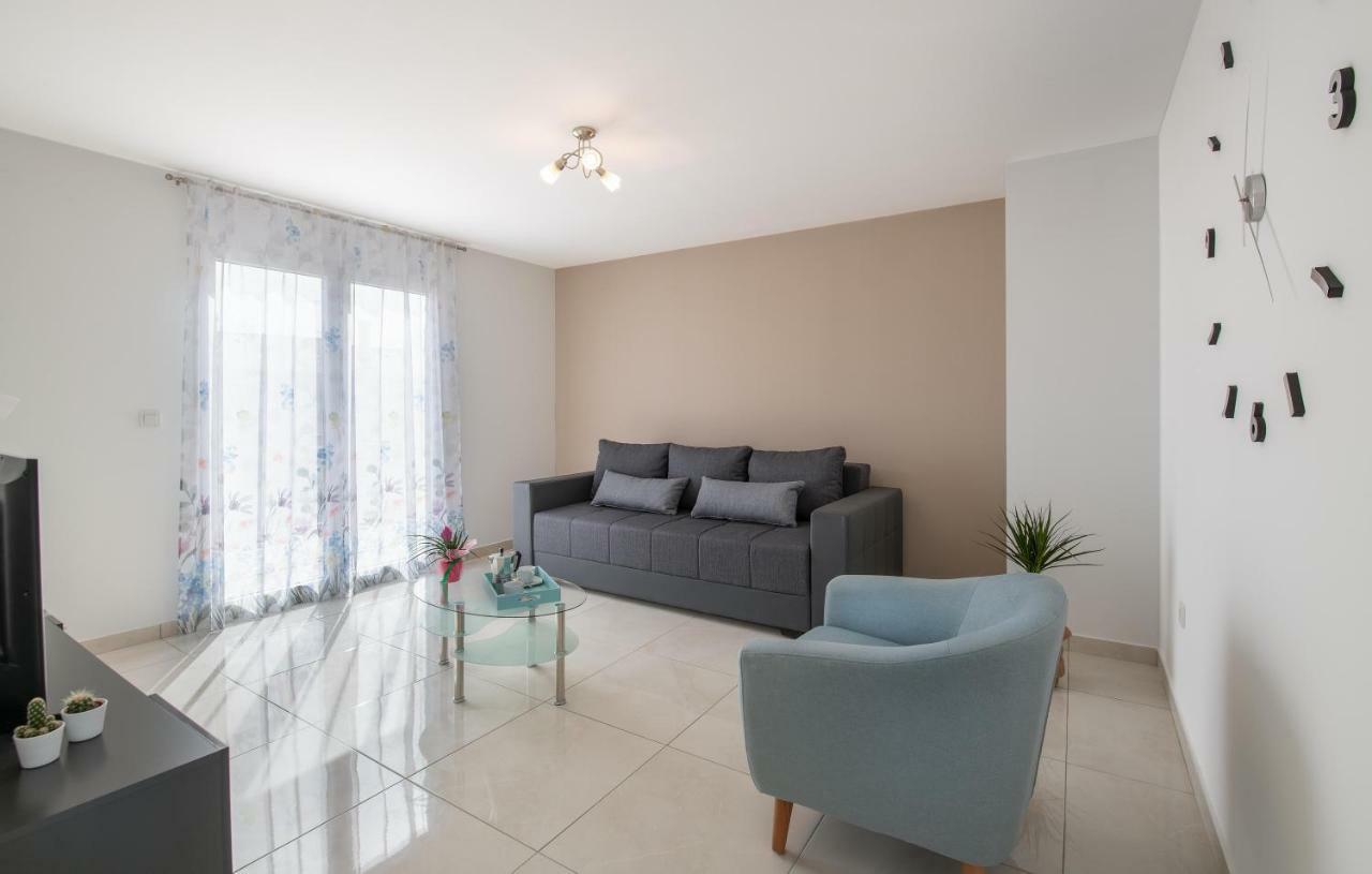 Family Apartment Ingrid Пула Екстериор снимка