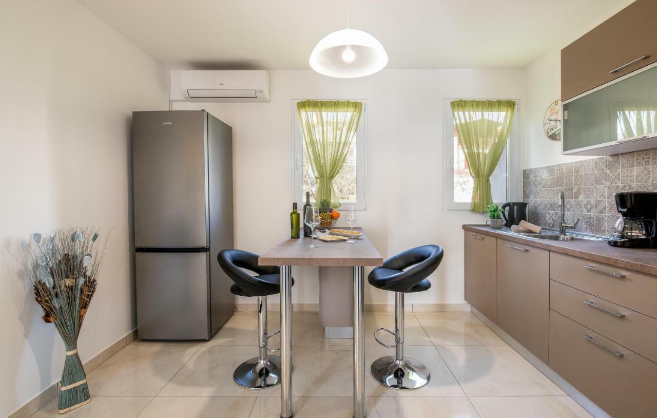Family Apartment Ingrid Пула Екстериор снимка