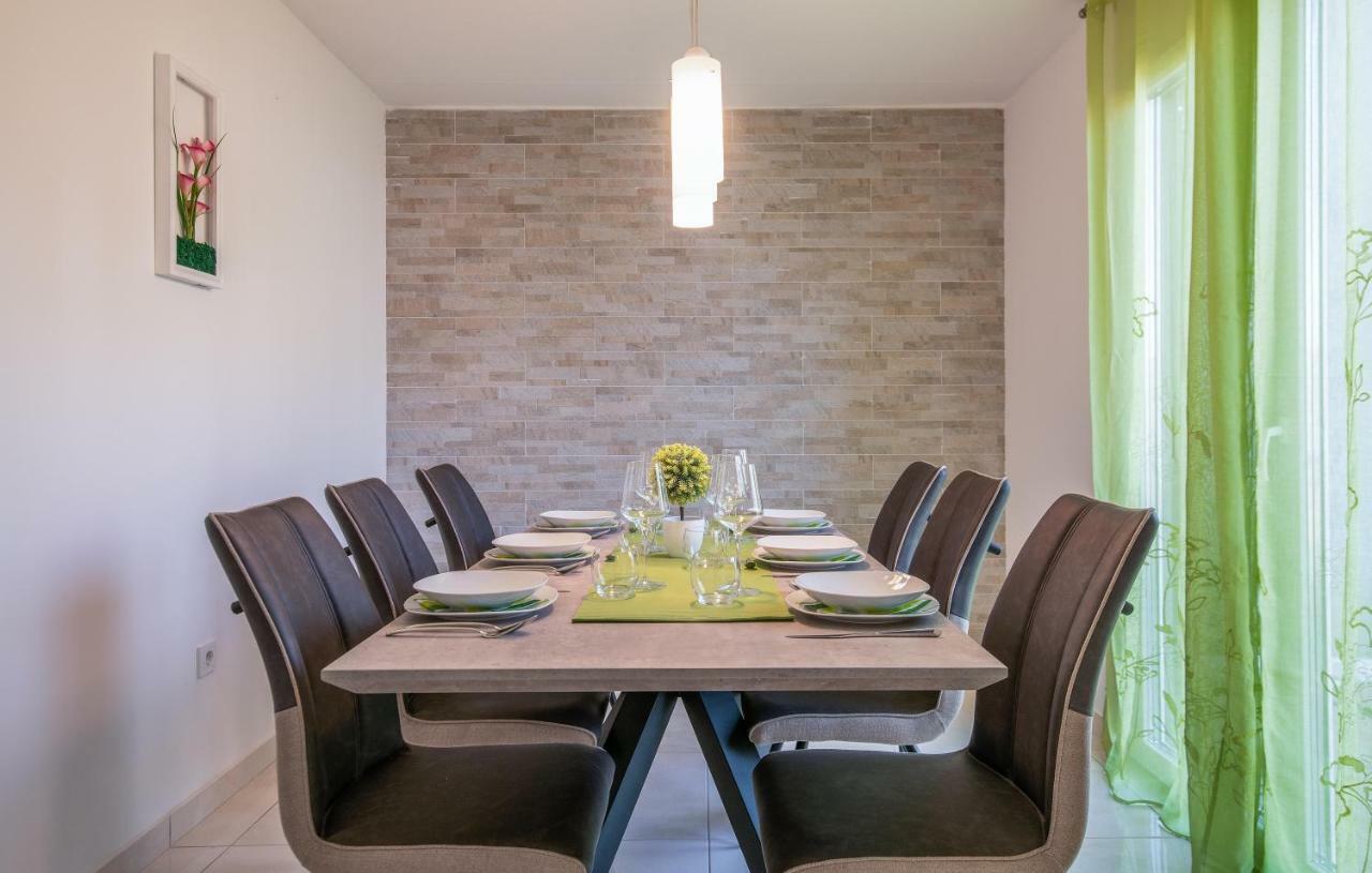 Family Apartment Ingrid Пула Екстериор снимка