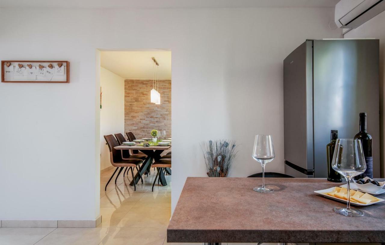 Family Apartment Ingrid Пула Екстериор снимка